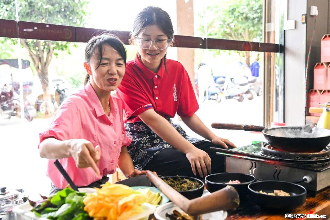 全网追的“扁担女孩”，找了一份暑假工，时薪12元 - 海东生活资讯 - 海东28生活网 haidong.28life.com