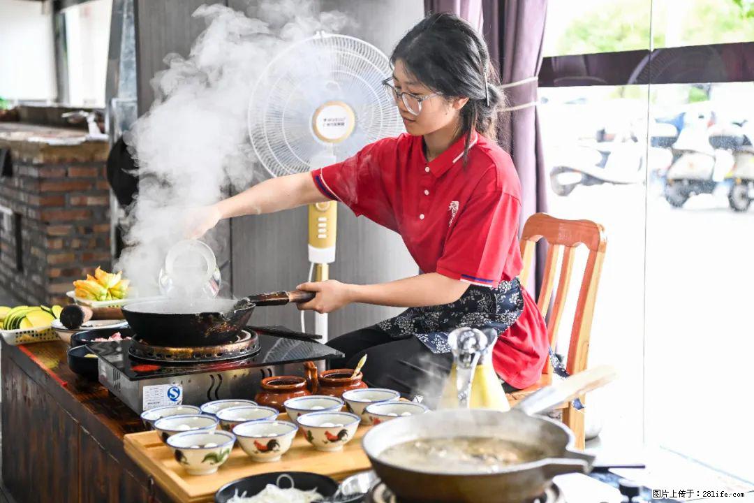 全网追的“扁担女孩”，找了一份暑假工，时薪12元 - 海东生活资讯 - 海东28生活网 haidong.28life.com
